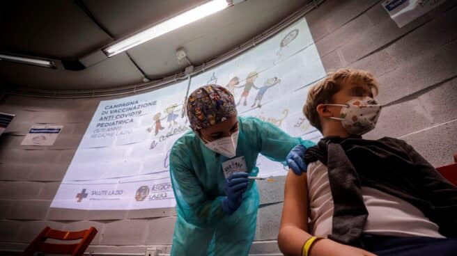 Roma (Italia), 15/12/2021.- Un trabajador de la salud administra una vacuna Pfizer Covid-19 a un niño en el centro del Museo Infantil Explora, en Roma, Italia