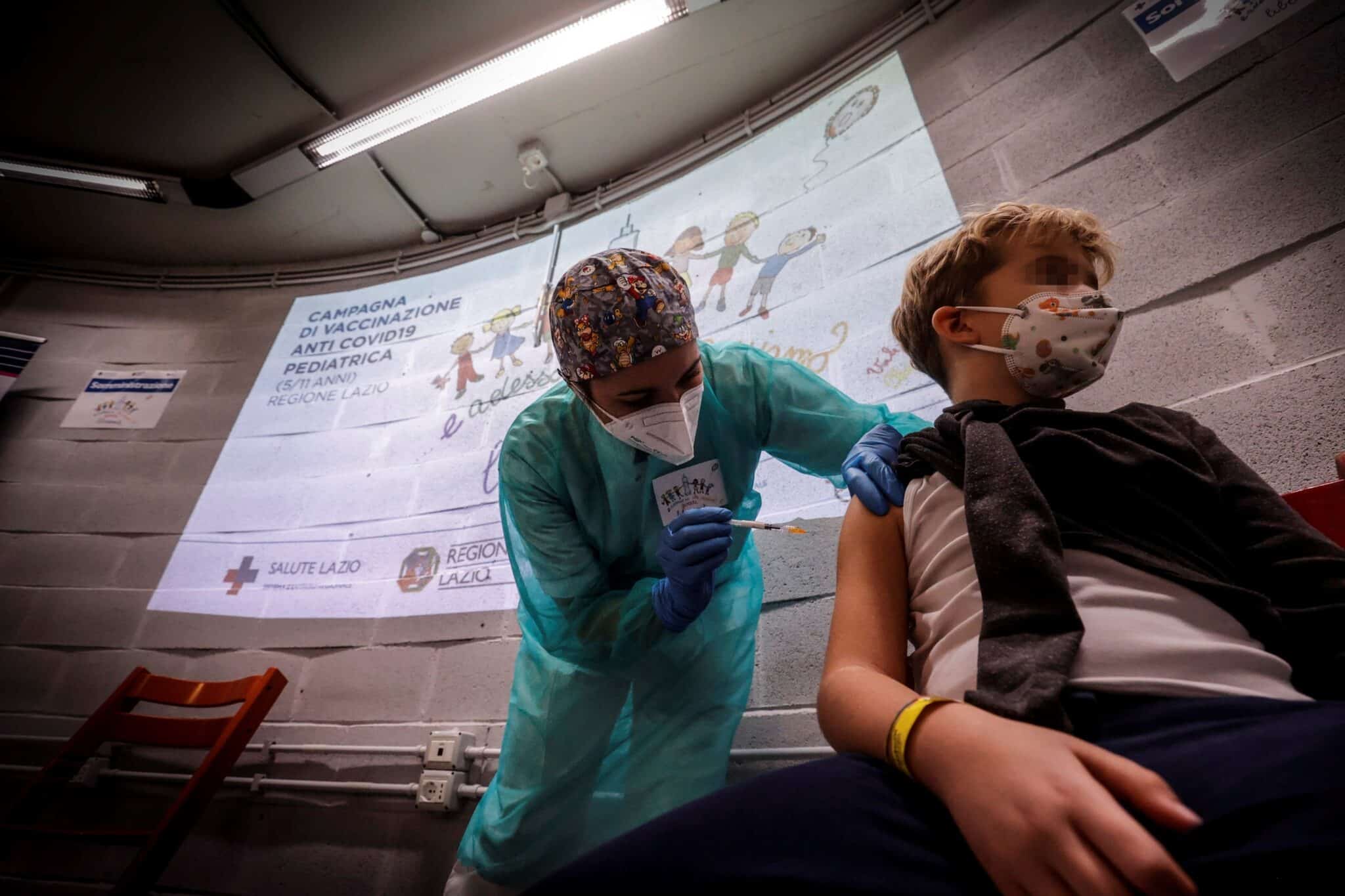 Roma (Italia), 15/12/2021.- Un trabajador de la salud administra una vacuna Pfizer Covid-19 a un niño en el centro del Museo Infantil Explora, en Roma, Italia