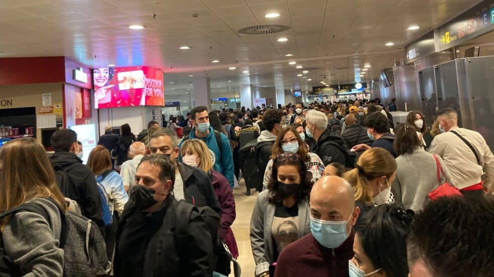 Colas en el control de pasaportes de la Terminal 1 del Aeropuerto Adolfo Suárez Madrid-Barajas