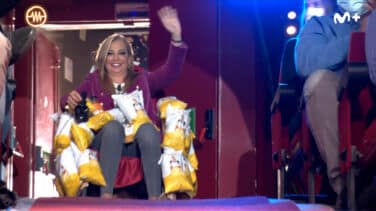 En silla de ruedas y rodeada de patatas: así fue la entrada triunfal de Belén Esteban en La Resistencia