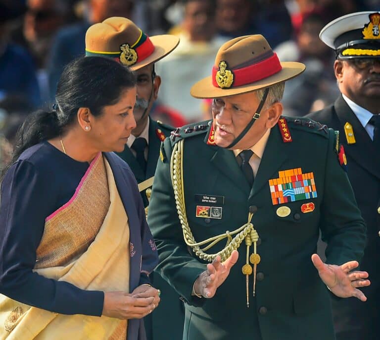 El jefe del Ejército de la India muere con otras 12 personas en un accidente de helicóptero