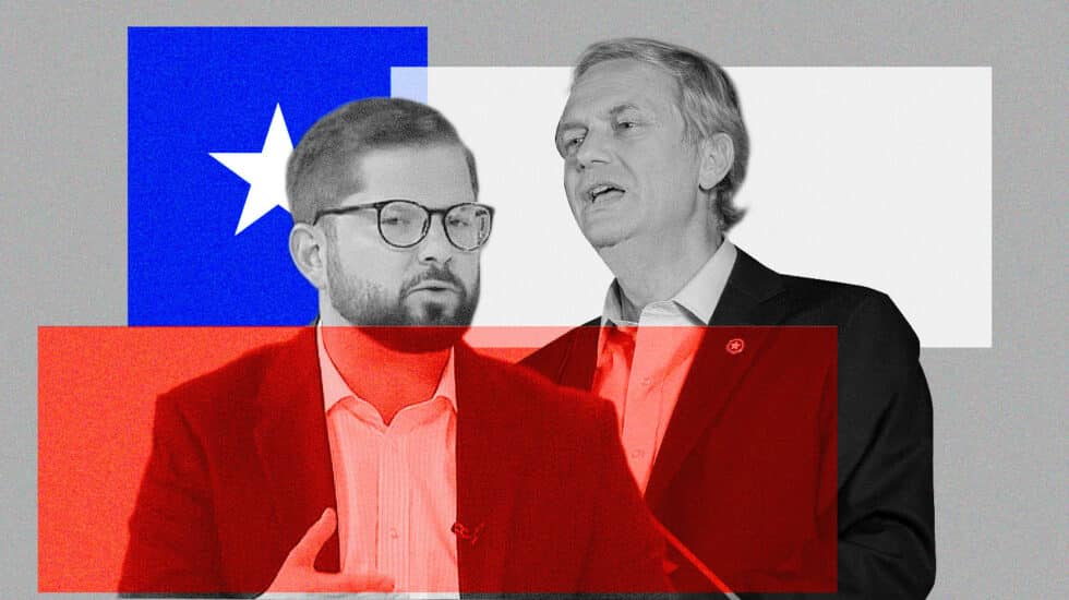 Imagen de Gabriel Boric y José Antonio Kast con la bandera de Chile de fondo