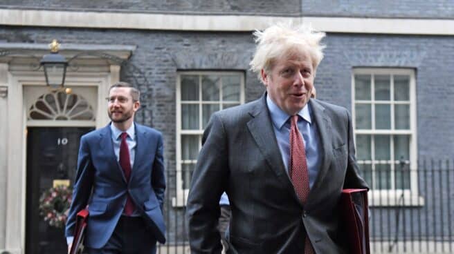 Boris Johnson y Simon Case, en una imagen de archivo en Downing Street en diciembre de 2020.
