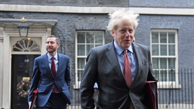 Boris Johnson y Simon Case, en una imagen de archivo en Downing Street en diciembre de 2020. Boris Johnson y Simon Case, en una imagen de archivo en Downing Street en diciembre de 2020.