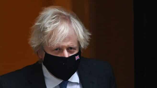 El primer ministro británico, Boris Johnson, saliendo de su residencia oficial en Downing Street.
