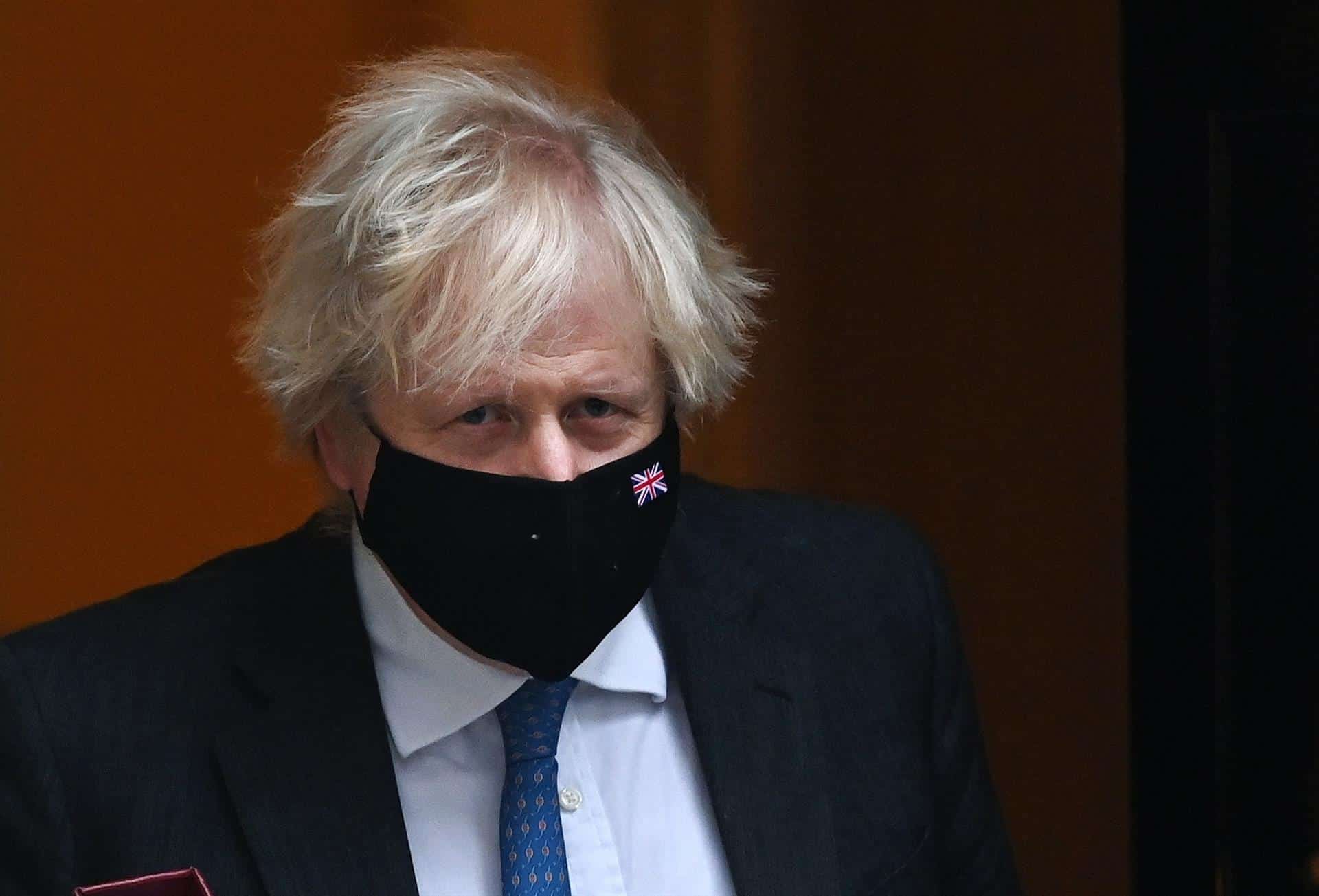 El primer ministro británico, Boris Johnson, saliendo de su residencia oficial en Downing Street.