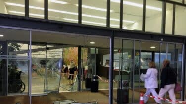 Empotran un coche contra el hospital Tierra de Barros para intentar robar un cajero