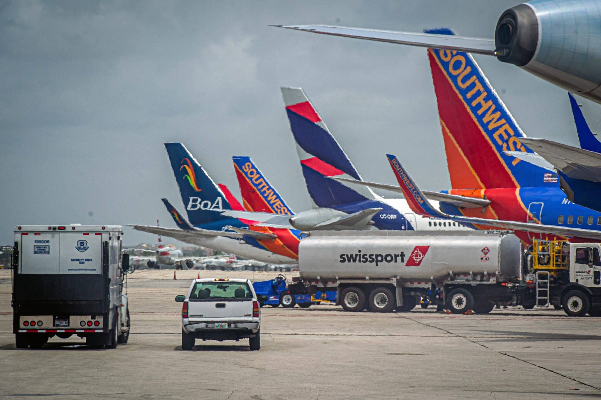 Fotografía de archivo fechada 16 de junio de 2021 que muestra actividad de aviones en el Aeropuerto Internacional de Miami, Florida (Estados Unidos).