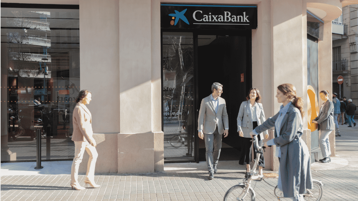 CaixaBank acelera su estrategia para atención a mayores y aumenta a cinco las operaciones gratuitas en ventanilla