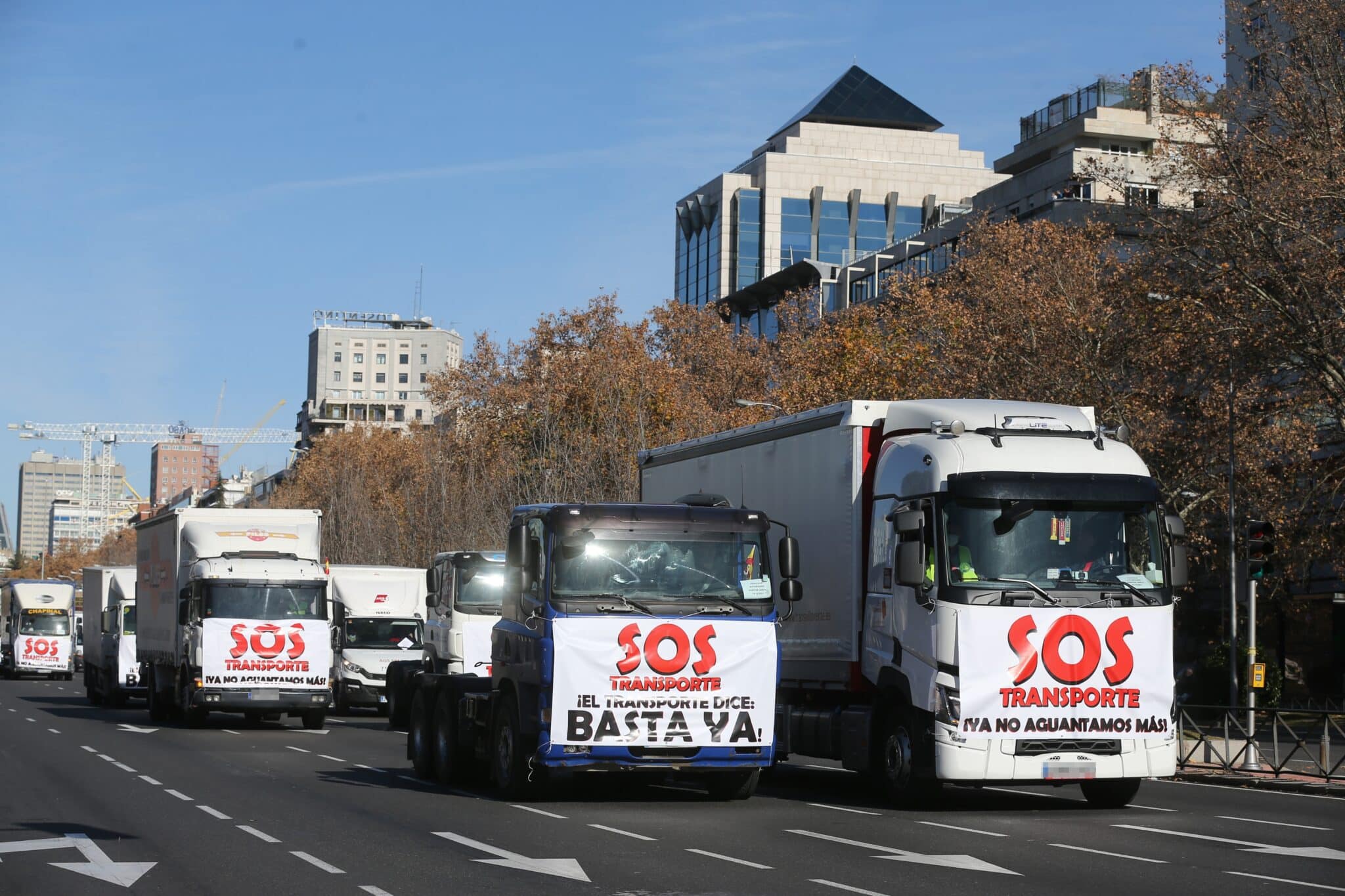 Varios camiones en las inmediaciones de Nuevos Ministerios, durante una marcha lenta por las principales vías de Madrid.
