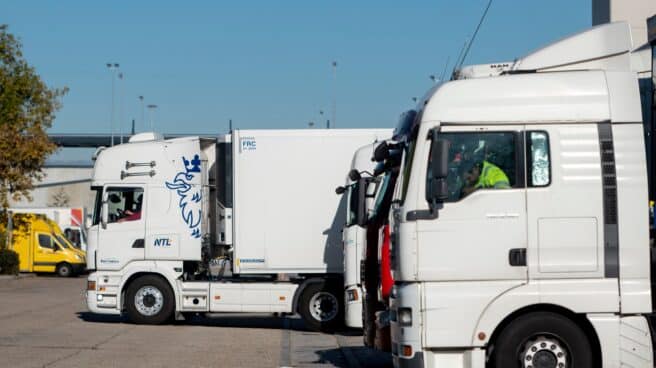 Varios camiones en una central logística de Madrid.