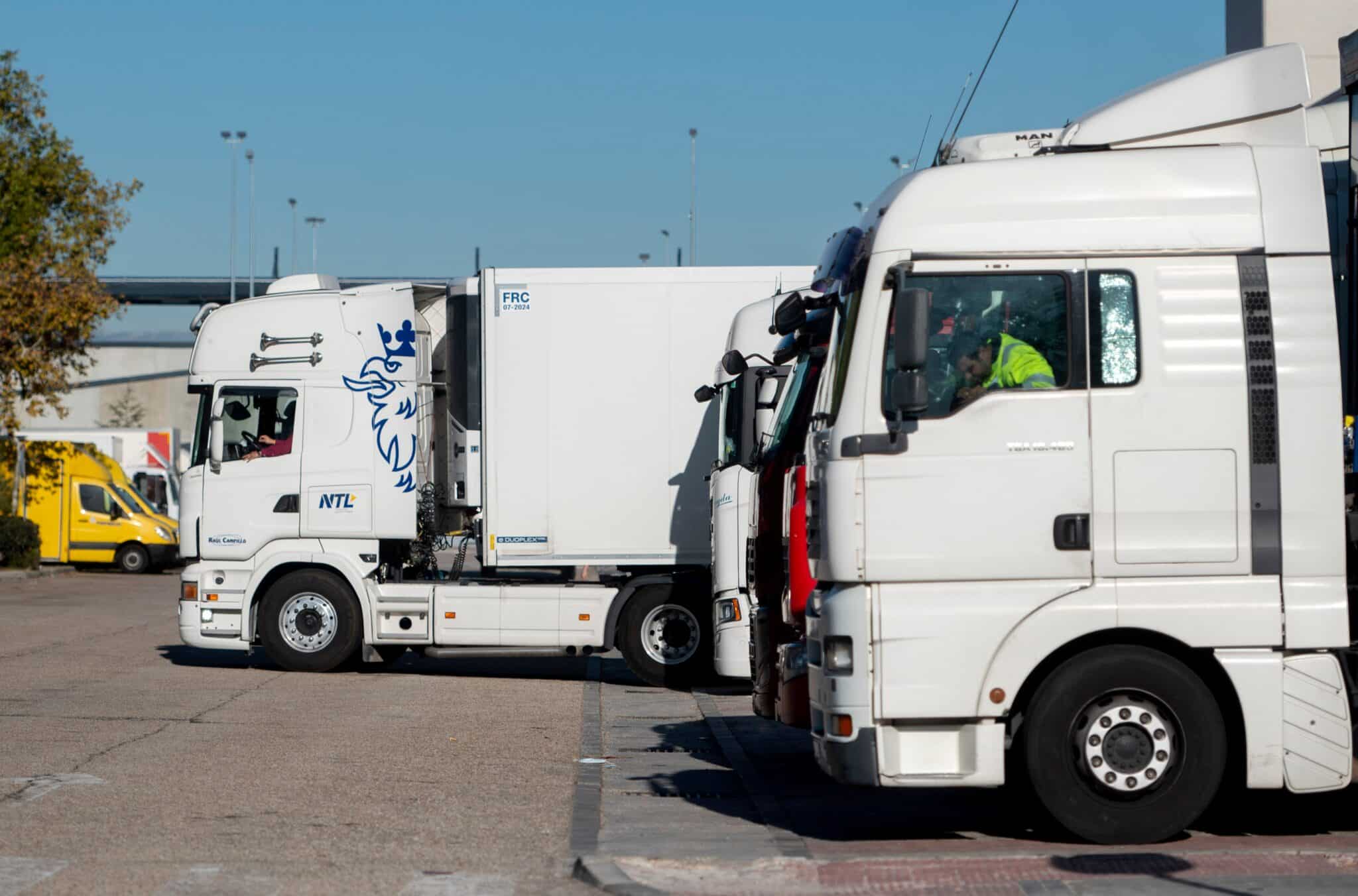 Varios camiones en una central logística de Madrid.