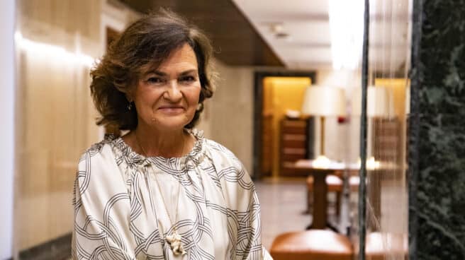 La ex vicepresidenta del Gobierno Carmen Calvo posa para El Independiente en un pasillo del Congreso de los Diputados