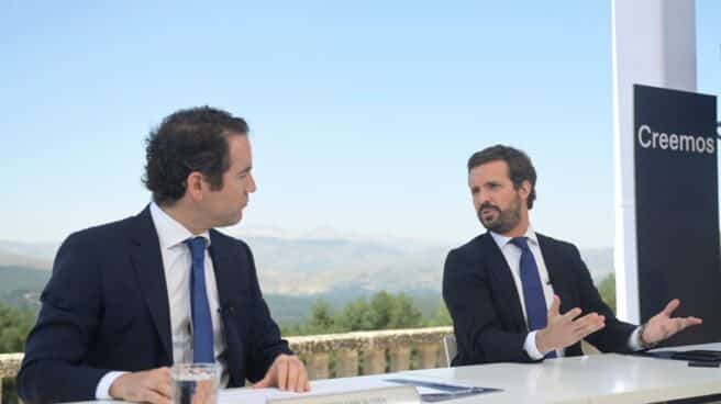 El presidente del PP, Pablo Casado (d), acompañado del secretario general del partido, Teodoro García Egea (i)