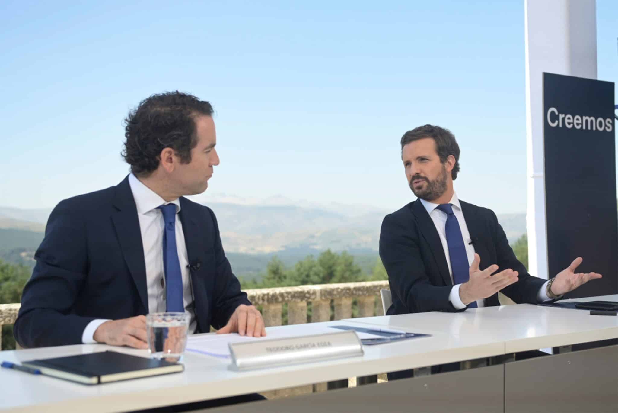 El presidente del PP, Pablo Casado (d), acompañado del secretario general del partido, Teodoro García Egea (i)