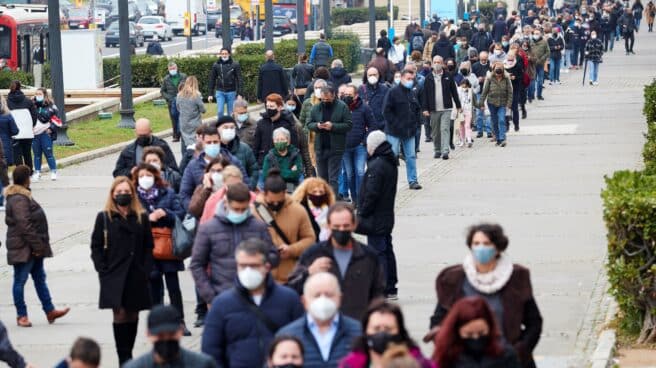 Cientos de personas esperan para vacunarse en el centro de vacunación de La Fira de Barcelona este jueves, cuando la curva epidémica de la sexta ola afloja con la bajada en los dos últimos días
