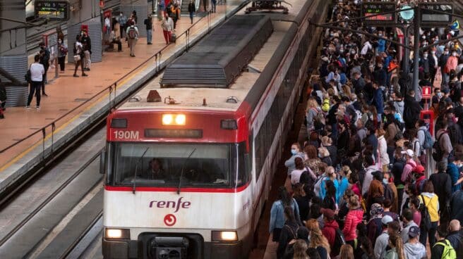 Pasajeros en un andén esperando el Cercanías..