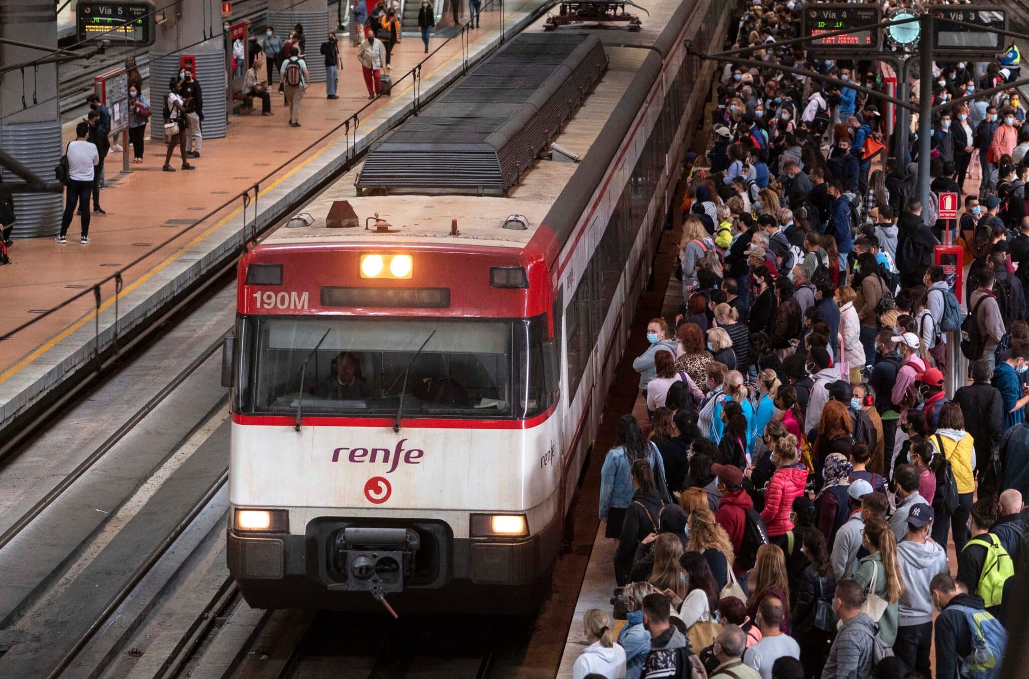 Pasajeros en un andén esperando el Cercanías..