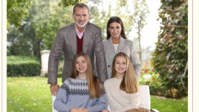 Los reyes y sus hijas felicitan la Navidad desde el jardín de su residencia