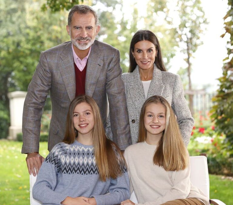 Los reyes y sus hijas felicitan la Navidad desde el jardín de su residencia