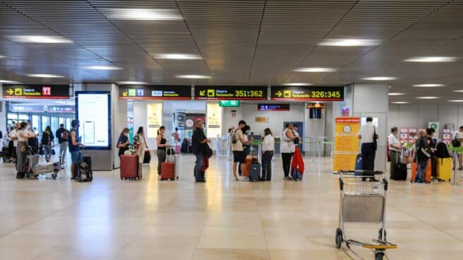 Varias personas en la terminal T1 del Aeropuerto Adolfo Suárez Madrid-Barajas