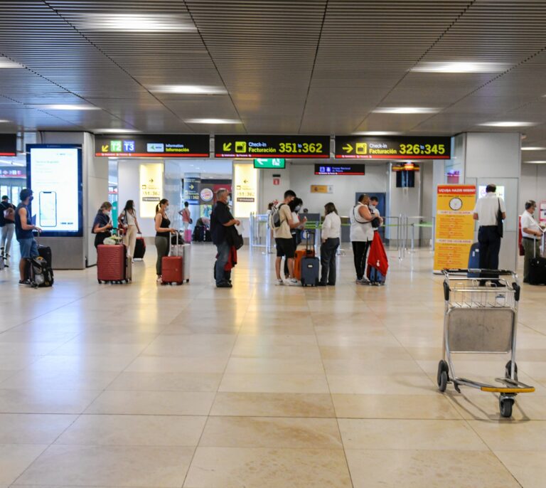 Las agencias de viajes exigen medios para evitar demoras de 45 minutos en los controles de los aeropuertos