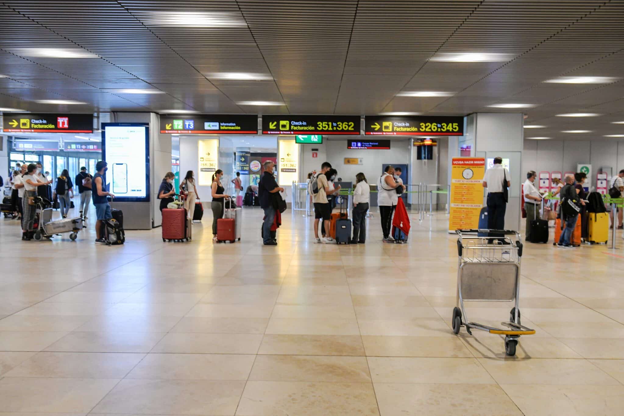 Varias personas en la terminal T1 del Aeropuerto Adolfo Suárez Madrid-Barajas