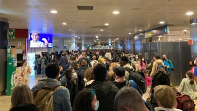 Caos en el control de pasaportes de la T1 de Barajas: "Es responsabilidad de Aena"