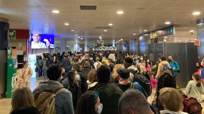 Caos en el control de pasaportes de la T1 de Barajas: "Es responsabilidad de Aena"