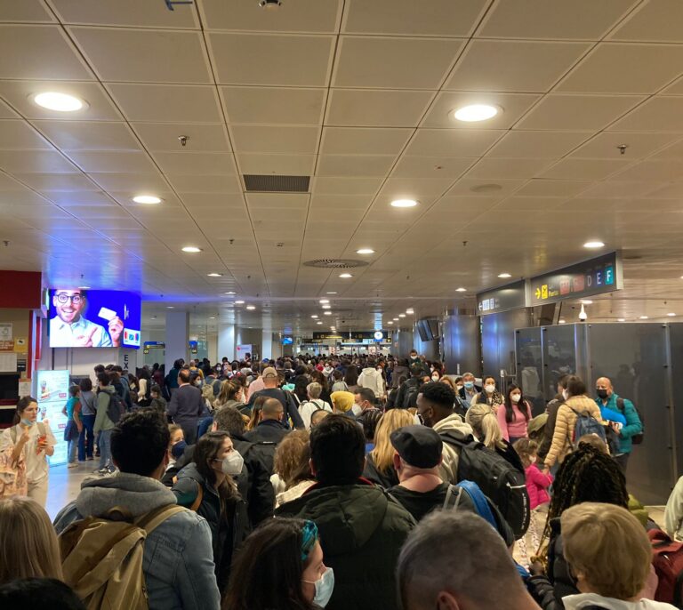 La Mesa del Turismo responsabiliza a Marlaska del caos en los aeropuertos