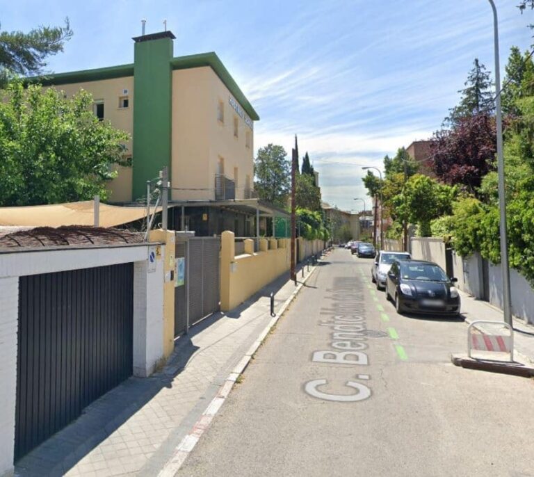El colegio del niño asaltado en Madrid refuerza la seguridad mientras se sigue buscando al agresor huido