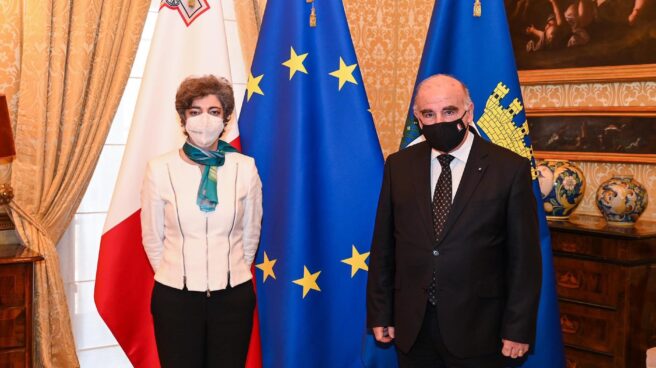 consuelo-femenia-embajadora-pedro-sanchez-paises-bajos-esposa-pedro-duque La embajadora Consuelo Femenía, con el presidente de Malta el pasado 17 de diciembre.