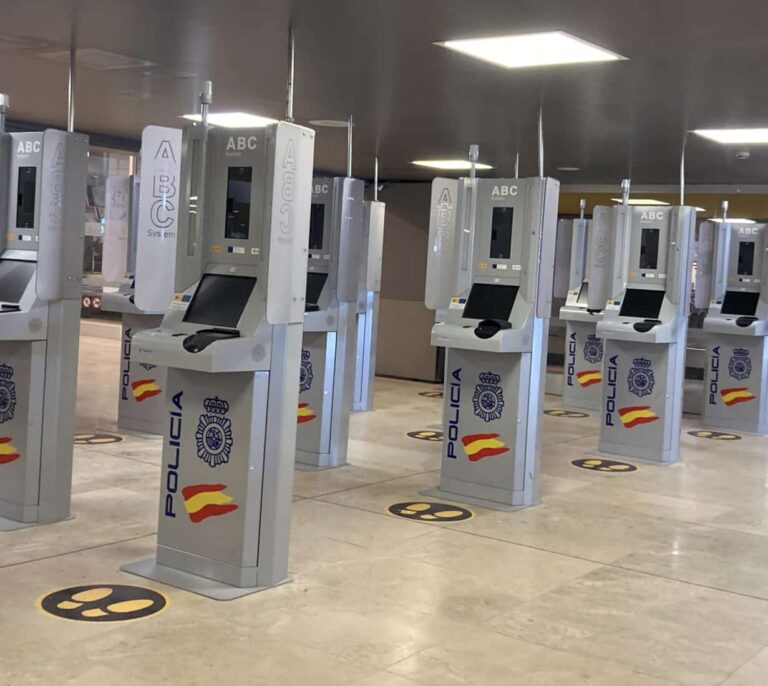 Las máquinas de control de fronteras, 90 millones de euros y el nuevo campo de batalla entre Aena e Interior