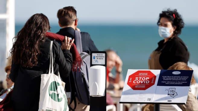 Sexta ola en España: la variante delta nos devuelve a riesgo alto por covid Un establecimiento en la Comunidad Valenciana donde el pasaporte Covid es un requisito para acceder.
