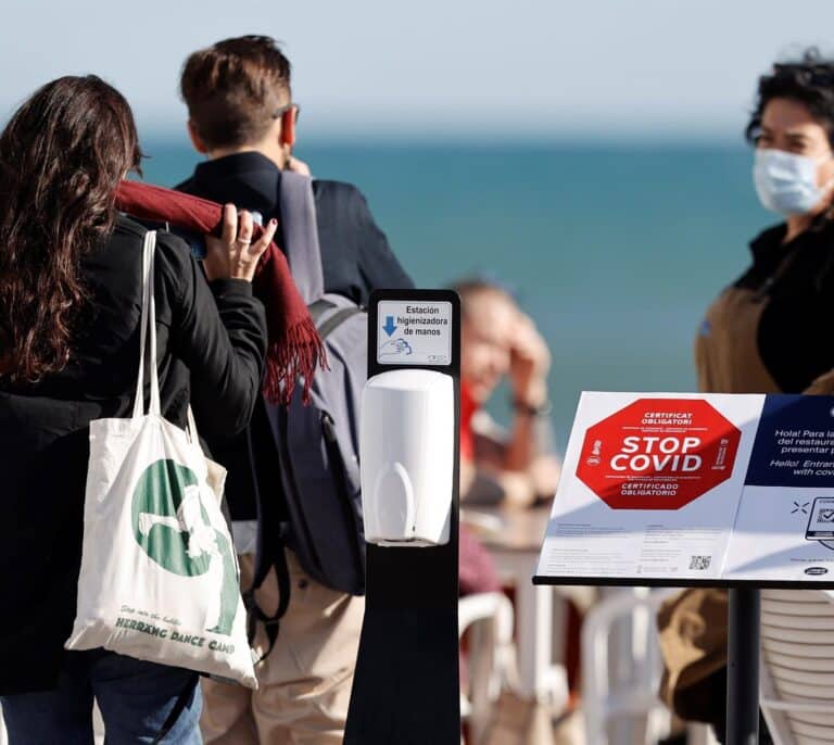 La variante delta impulsa la sexta ola de la pandemia y devuelve a España al riesgo alto