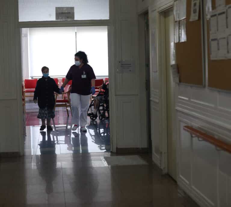 Madrid no quiere obligar a empleados de residencias a vacunarse e irá adaptando el protocolo de visitas