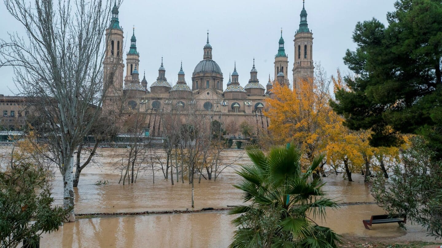 La punta de la crecida se aproxima a Zaragoza con menos caudal del previsto