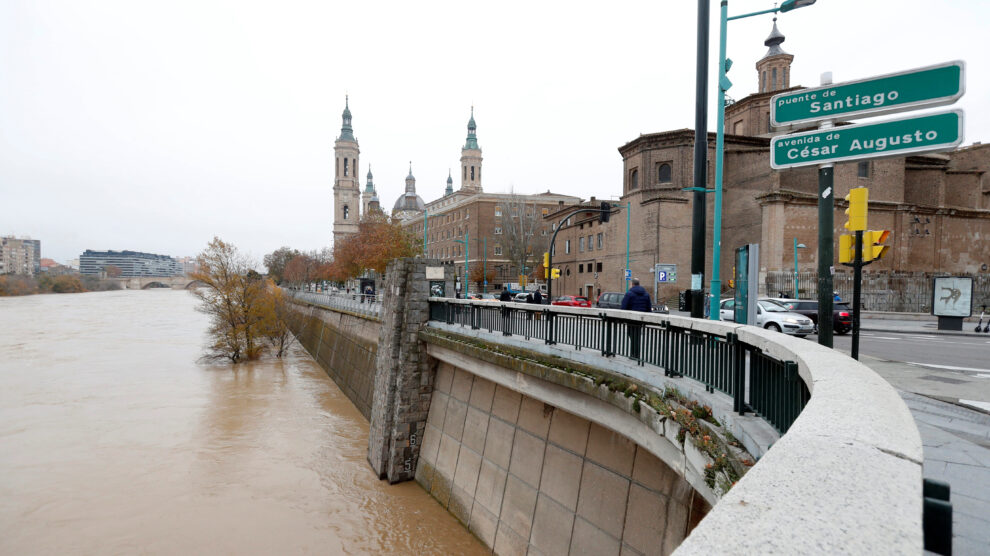 Vista del río Ebro desde el Puente de Santiago de Zaragoza este lunes.