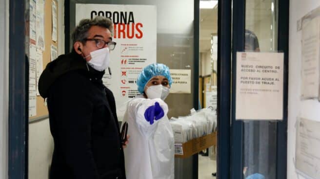 Un hombre acude a un centro de salud a hacerse una prueba de detección del coronavirus.