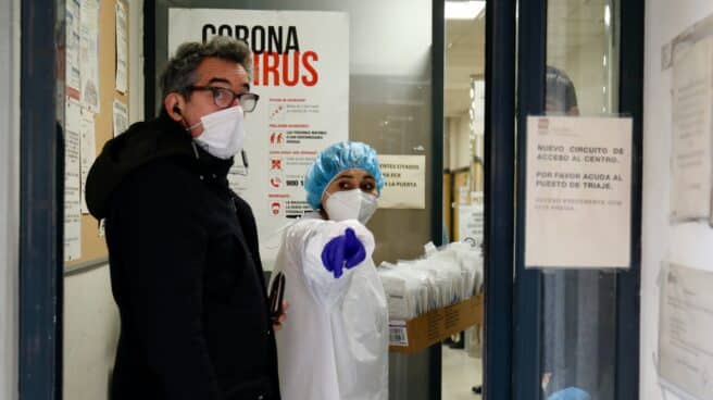 La incidencia cae hasta 515 puntos tras tres días sin actualizar los datos de Sanidad Un hombre acude a un centro de salud a hacerse una prueba de detección del coronavirus.
