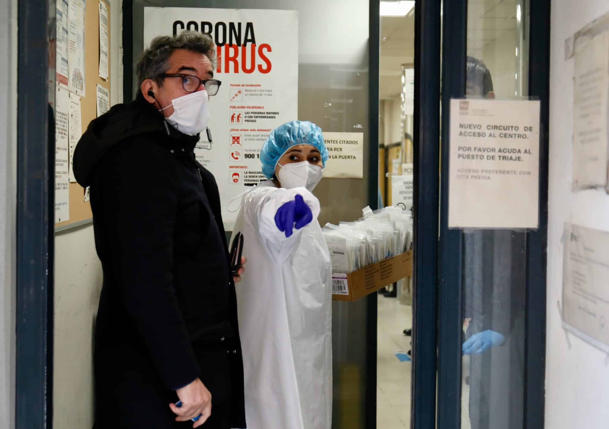 Un hombre acude a un centro de salud a hacerse una prueba de detección del coronavirus.