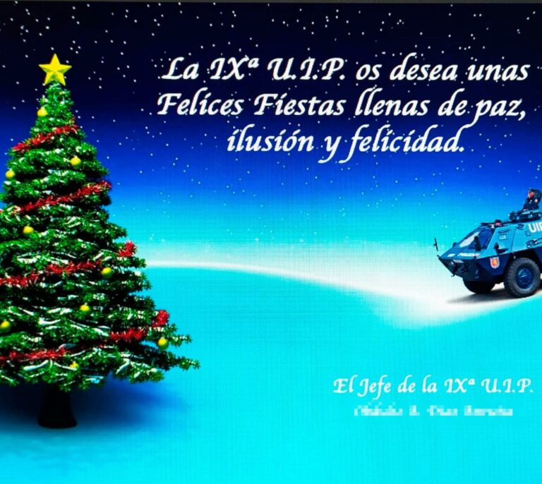 La tanqueta policial, en el 'christmas' de los antidisturbios de Asturias para felicitar las fiestas