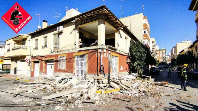 Se derrumba una fachada de un edificio en Alicante