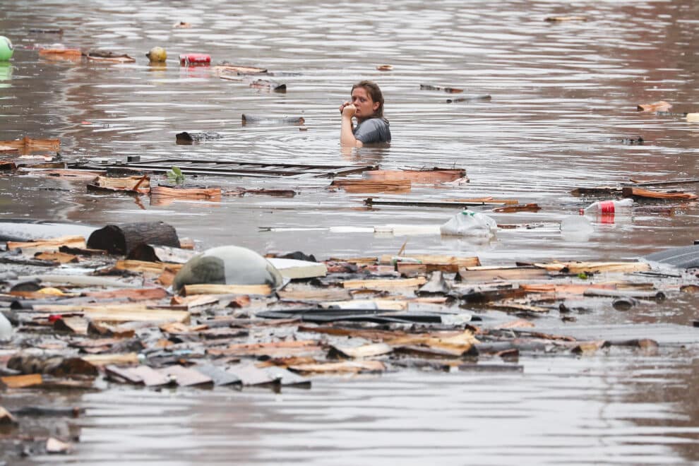 Una mujer atraviesa una calle inundada de agua en la ciudad belga de Lieja durante las inundaciones que sufrió el centro de Europa en julio