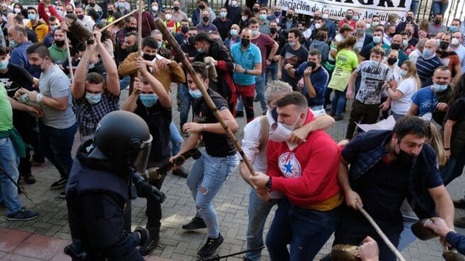Los ganaderos se enfrentan a los policías en Oviedo. Los ganaderos se enfrentan a los policías en Oviedo.