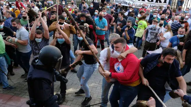 Enfrentamientos de los ganaderos con la Policía en Oviedo en su protesta contra la "asfixia" del campo