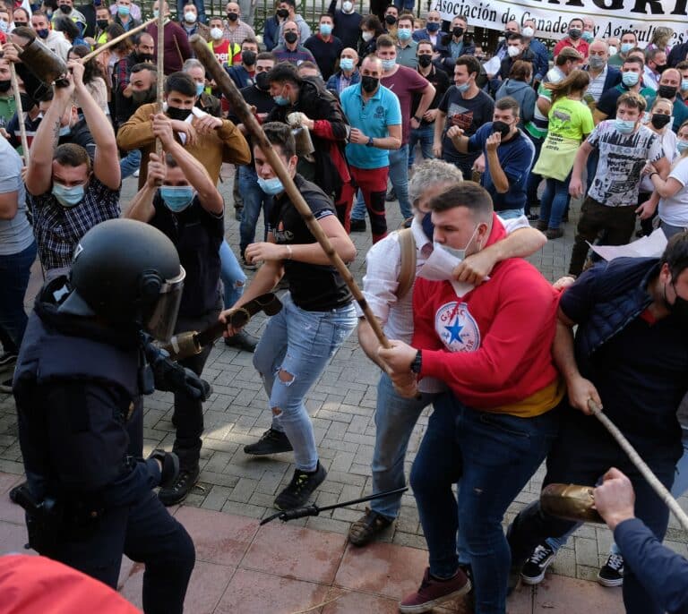 Enfrentamientos de los ganaderos con la Policía en Oviedo en su protesta contra la "asfixia" del campo