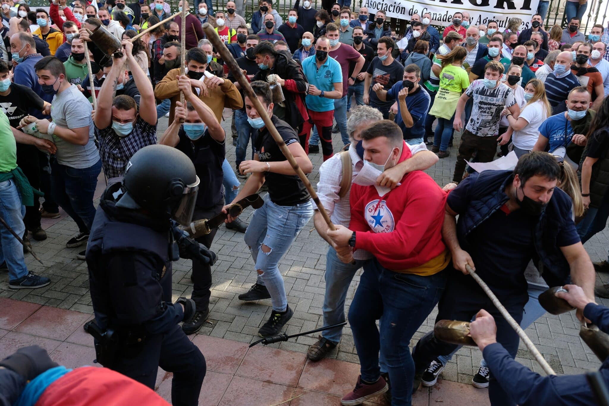 Los ganaderos se enfrentan a los policías en Oviedo.