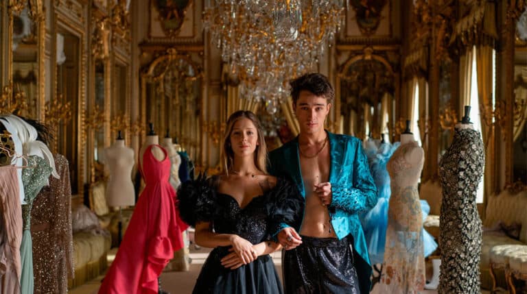 Dos de los protagonistas de 'ÉLITE' en el Palacio Fernán Núñez Dos de los protagonistas de 'ÉLITE' en el Palacio Fernán Núñez