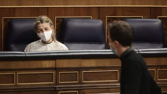 La Cumbre UE-Balcanes Occidentales, el impuesto de plusvalía, y los Presupuestos, a debate en el Congreso El líder de Más País, Íñigo Errejón, pasa por delante de la vicepresidenta segunda del Gobierno y ministra de Trabajo, Yolanda Díaz